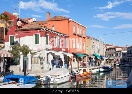 L'île de Murano, Venise, Italie, bâtiments colorés et de boutiques le long Canal Vetrai auprès des touristes, des bateaux et des réflexions Banque D'Images