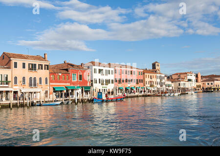 L'île de Murano, Venise, Italie, vue le long de la Riva Longa sur une journée d'hiver ensoleillée avec touristes shoppig pour le verre de Murano Banque D'Images