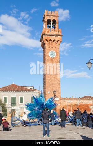 Murano, Venise, Italie, les touristes l'affichage Campo San Stefano, la Tour de l'horloge et la comète Étoile de verre par Simone Cenedese Banque D'Images