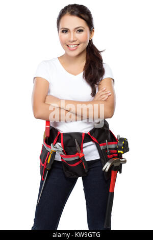 Femme portant des vêtements de travail avec toolbelt holding toolbox isolated on white Banque D'Images