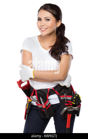 Femme portant des vêtements de travail avec toolbelt holding toolbox isolated on white Banque D'Images