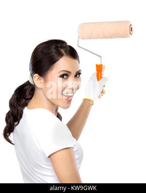 Jeune femme souriante avec rouleau de peinture Banque D'Images