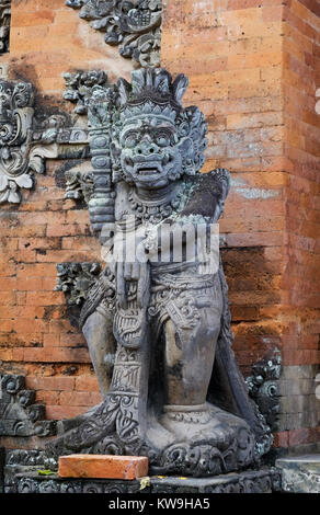 Bali Indonésie - le 13 décembre 2017 : Ancienne statue balinaise. Pierre noire dieu art Banque D'Images