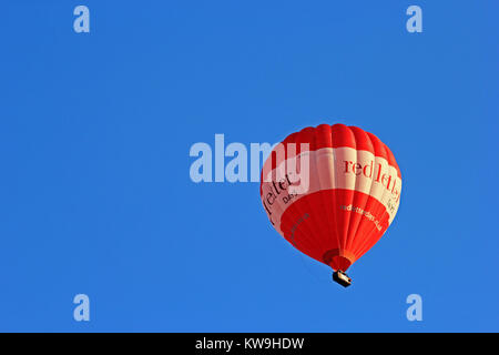 Red Letter Days hot air balloon voler contre un ciel bleu clair, baignoire, Somerset Banque D'Images