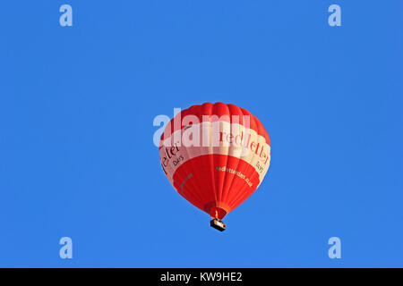 Red Letter Days hot air balloon voler contre un ciel bleu clair, brûleurs à descendre, baignoire, Somerset Banque D'Images