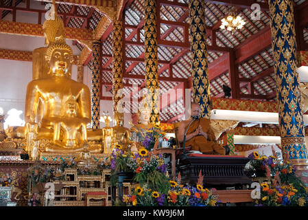 Chiang Mai, Thaïlande - 16 décembre 2017 : le moine bouddhiste donner l'enseignement à Suandok temple le 16 décembre 2017 à Chiang Mai, Thaïlande. Banque D'Images