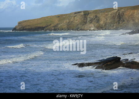 Mer forte à Penhallic Trebarwith Strand, Point, North Cornwall, England, UK Banque D'Images