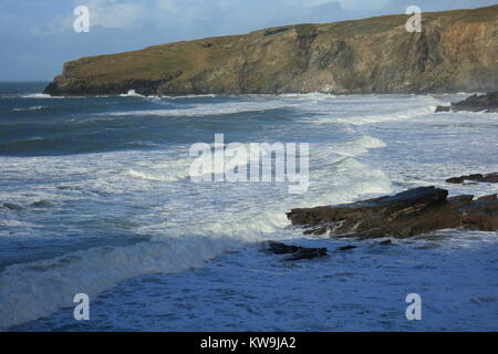 Mer forte à Penhallic Trebarwith Strand, Point, North Cornwall, England, UK Banque D'Images