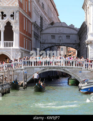 Venise, Italie - 14 juillet 2016 : Ancien pont des Soupirs et l'ancien Palais Ducal avec beaucoup de gens sur le pont appelé Ponte della Paglia en italien La Banque D'Images