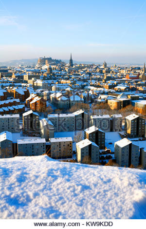 Voir en hiver la neige de Salisbury Crags dans Édimbourg toits vers le château d'Édimbourg, Écosse Banque D'Images