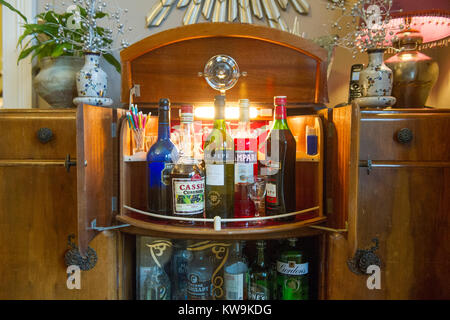 Un bar avec boissons chic des années 1970 Banque D'Images