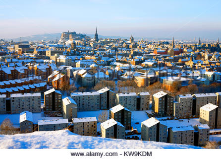 Voir en hiver la neige de Salisbury Crags dans Édimbourg toits vers le château d'Édimbourg, Écosse Banque D'Images