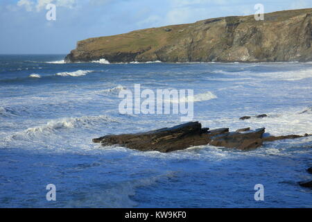 Mer forte à Penhallic Trebarwith Strand, Point, North Cornwall, England, UK Banque D'Images