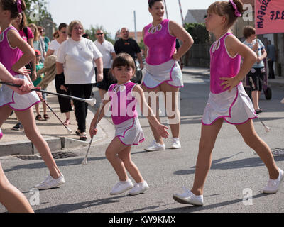 Les jeunes filles cheerleaders sur le défilé à Bram, dans le sud de la France Banque D'Images