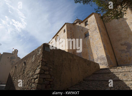 Corse : Calvi la cathédrale, dédiée à Saint Jean Baptiste, une ancienne église catholique romaine dans le centre de la citadelle de Calvi Banque D'Images