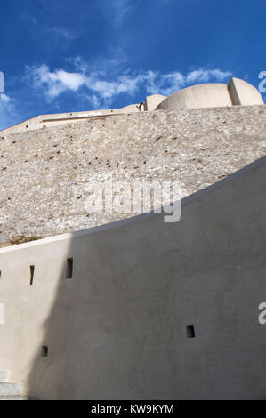 Corse : les détails architecturaux des anciens remparts de la citadelle de Calvi, célèbre destination touristique sur la côte nord-ouest Banque D'Images