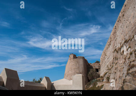 Corse : les détails architecturaux des anciens remparts de la citadelle de Calvi, célèbre destination touristique sur la côte nord-ouest Banque D'Images