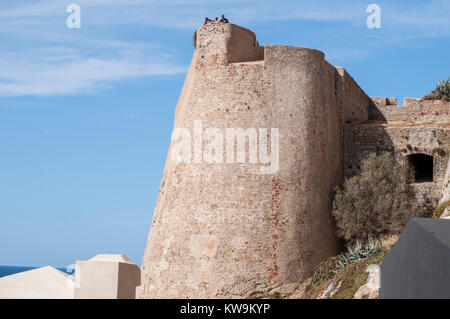 Corse : les détails architecturaux des anciens remparts de la citadelle de Calvi, célèbre destination touristique sur la côte nord-ouest Banque D'Images