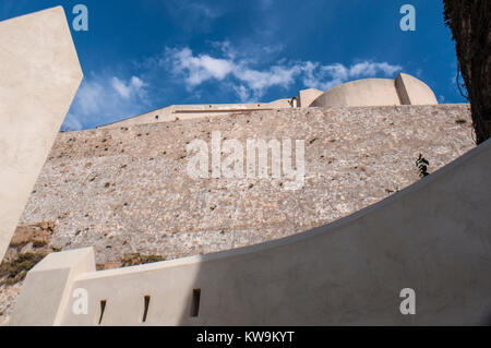 Corse : les détails architecturaux des anciens remparts de la citadelle de Calvi, célèbre destination touristique sur la côte nord-ouest Banque D'Images
