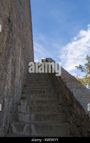 Corse : les détails architecturaux des anciens remparts de la citadelle de Calvi, célèbre destination touristique sur la côte nord-ouest Banque D'Images