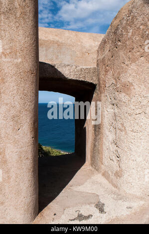 Corse : les détails architecturaux des anciens remparts de la citadelle de Calvi, célèbre destination touristique sur la côte nord-ouest Banque D'Images