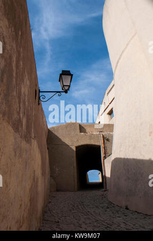 Corse : les détails architecturaux des anciens remparts de la citadelle de Calvi, célèbre destination touristique sur la côte nord-ouest Banque D'Images