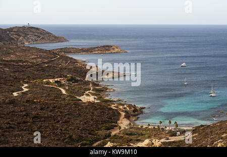 Corse : Pointe de la Revellata, le cap le long de la côte nord-ouest avec vue sur le phare de Revellata, un phare maritime inaugurée en 1844 Banque D'Images