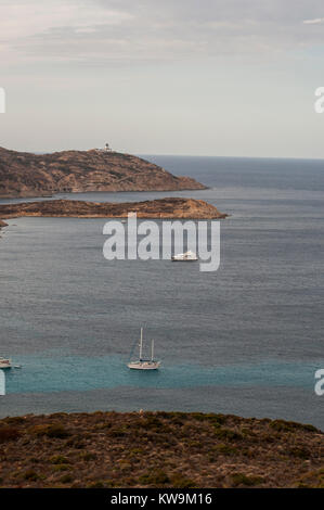 Corse : Pointe de la Revellata, le cap le long de la côte nord-ouest avec vue sur le phare de Revellata, un phare maritime inaugurée en 1844 Banque D'Images