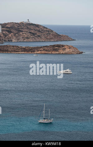 Corse : Pointe de la Revellata, le cap le long de la côte nord-ouest avec vue sur le phare de Revellata, un phare maritime inaugurée en 1844 Banque D'Images