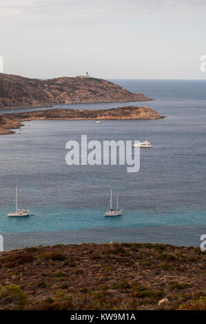 Corse : Pointe de la Revellata, le cap le long de la côte nord-ouest avec vue sur le phare de Revellata, un phare maritime inaugurée en 1844 Banque D'Images