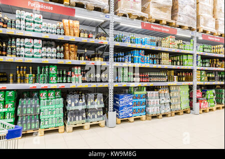 Samara, Russie - le 16 septembre 2017 : Les boissons alcoolisées prêtes pour la vente. Etagère de boissons nationales et importées, des canettes de bière et des bouteilles sur la Lenta Banque D'Images