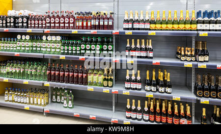 Samara, Russie - le 16 septembre 2017 : Showcase avec différentes boissons alcoolisées à l'hypermarché Lenta. L'un des plus grand détaillant de produits alimentaires en Russie Banque D'Images