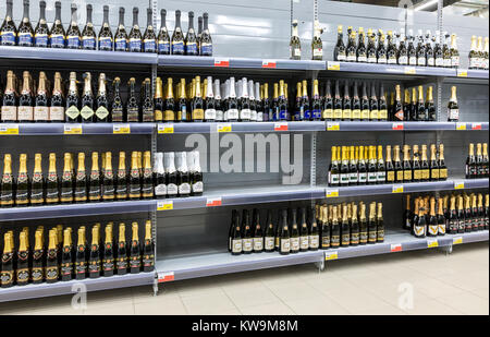 Samara, Russie - le 16 septembre 2017 : Showcase avec différentes boissons alcoolisées à l'hypermarché Lenta. L'un des plus grand détaillant de produits alimentaires en Russie Banque D'Images