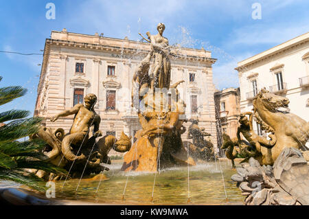 La fontaine de Diane, Archimède Square, Syracuse, Sicile, Europe Banque D'Images