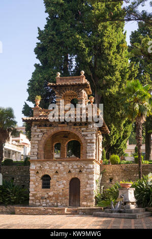 La folie de l'époque victorienne et Naval Memorial dans le jardins publics à Taormina, Sicile , Italie, Europe Banque D'Images