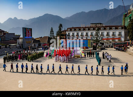 SAPA VIETNAM - NOV4,2017 jeunesse : Marcher en l'inauguration de la ville de sapa event au centre du canton, importante ville de Sapa, province de Lao Cai et plus Banque D'Images