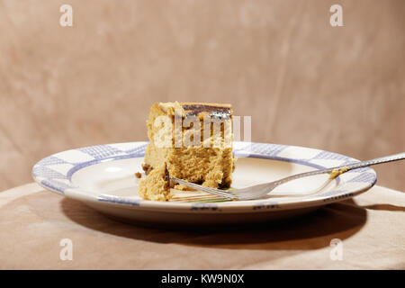 Partie d'un gâteau au fromage à la citrouille avec la plaque et la fourche Banque D'Images