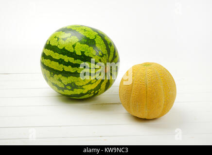 Deux melons frais blanc sur fond de bois Banque D'Images