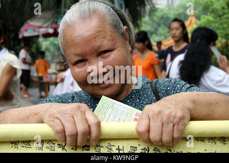 LUZHOU, CHINE - CIRCA JUILLET 2012 vieille femme chinoise avec hierogliphs Banque D'Images