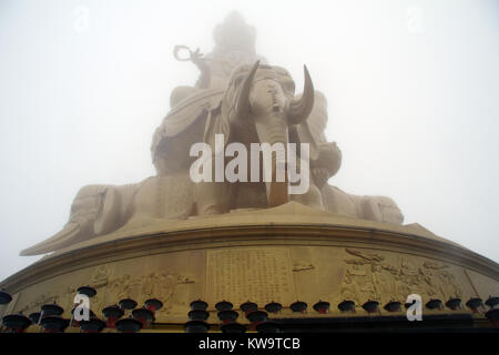 Big golden elephant dans le nuage en haut de EmeiShan mountain, Chine Banque D'Images