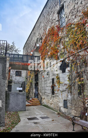 La cour d'une des maisons de la vieille ville de Budva, Monténégro, avec escalier et vieille lanterne Banque D'Images