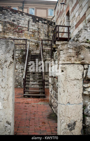 La cour d'une des maisons de la vieille ville de Budva, Monténégro, avec escalier et vieille lanterne Banque D'Images