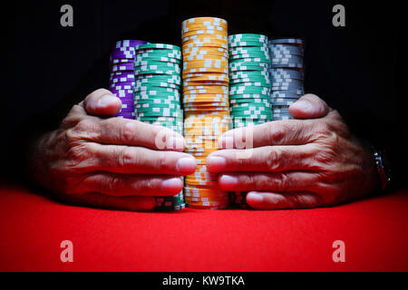 Montréal,Canada,29 Septembre,2014.mains serrant une pile de jetons de poker sur table de jeu.Credit:Mario Beauregard/Alamy Live News Banque D'Images