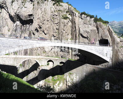 Teufelsbruecke et du Saint-Gothard, alpine Devil's road bridge and tunnel sur la rivière Reuss près de Andermatt ville suisse, montagnes rocheuses du paysage. Banque D'Images