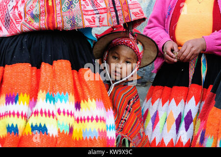 CUSCO, PÉROU - 04 avril : triste et pauvres enfants péruviens dans les vêtements traditionnels dans la vallée sacrée en Amérique du Sud en avril 04, 2012 Banque D'Images