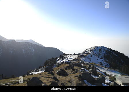 Triund pittoresque camps montagnes couvertes par crystal white snow en décembre 2017 avec ciel bleu clair à Triund Hills,Mcleodganj, Himachal Pradesh, Inde Banque D'Images