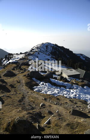 Triund pittoresque camps montagnes couvertes par crystal white snow en décembre 2017 avec ciel bleu clair à Triund Hills,Mcleodganj, Himachal Pradesh, Inde Banque D'Images