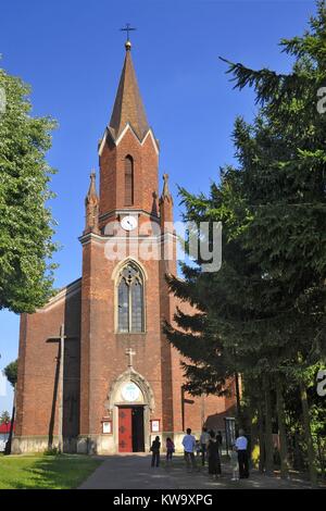 Église néo-gothique de Sainte Catherine à partir du début du XX siècle. La voïvodie de Sainte-Croix, Iwaniska, Pologne Banque D'Images