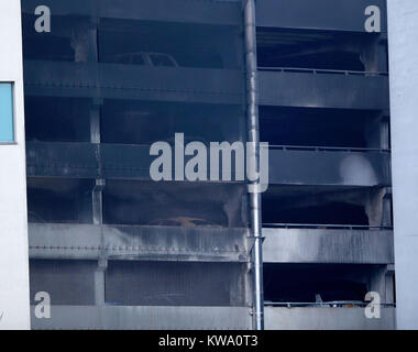 Les coquilles des voitures sont vus à plusieurs étages près de l'Echo Arena de Liverpool, après la nuit dernière, l'incendie qui a détruit des centaines de voitures. Banque D'Images