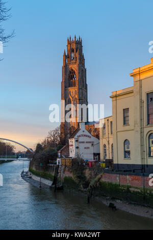 'Boston Stump', Saint Botolph, Boston, sur le Havre, La Rivière Witham, Lincolnshire, Angleterre, Assembly Rooms Batemans Britannia Inn au coucher du soleil Banque D'Images